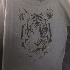 Light gray 👁️ of the Tiger Shirt Size L Vintage. I would pair with cute 👖.